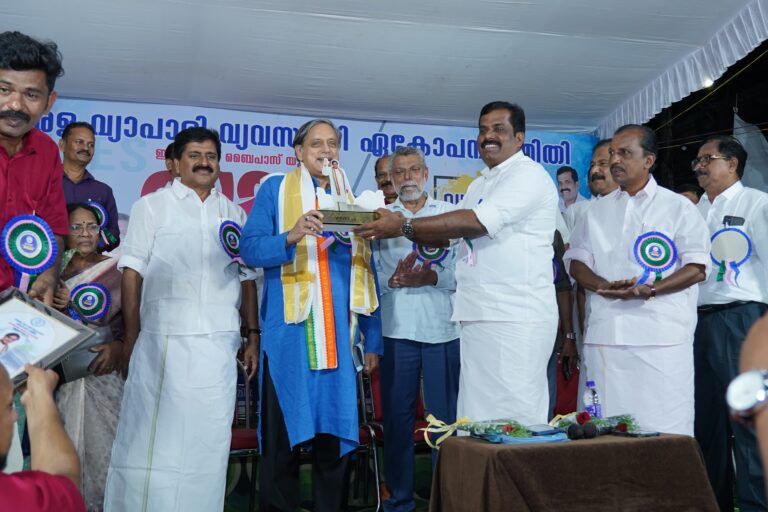 ഈഞ്ചക്കൽ മേൽപ്പാലത്തിൽ കൂടുതൽ തൂണുകൾ ആവശ്യപ്പെടുമെന്ന്  ശശി തരൂർ